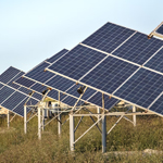 vários painéis solares suspenso em um terreno